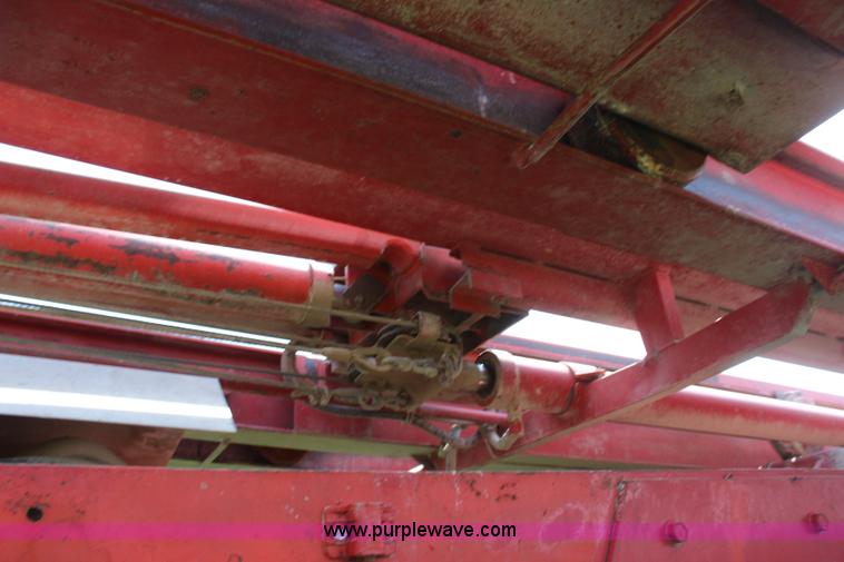 image for item H6092 1993 Mountain View Equipment MVE 8000 self-propelled big bale accumulator