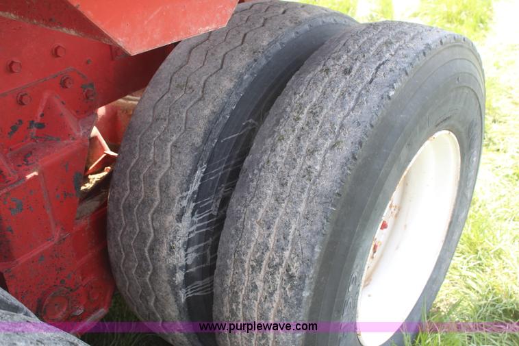 image for item H6092 1993 Mountain View Equipment MVE 8000 self-propelled big bale accumulator