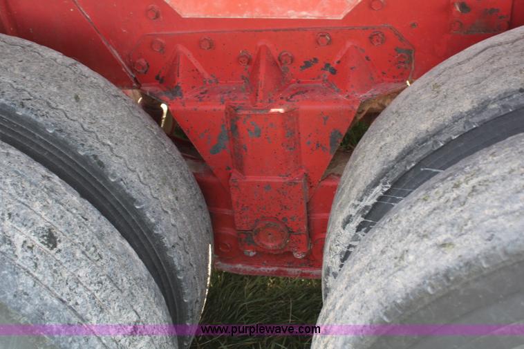 image for item H6092 1993 Mountain View Equipment MVE 8000 self-propelled big bale accumulator