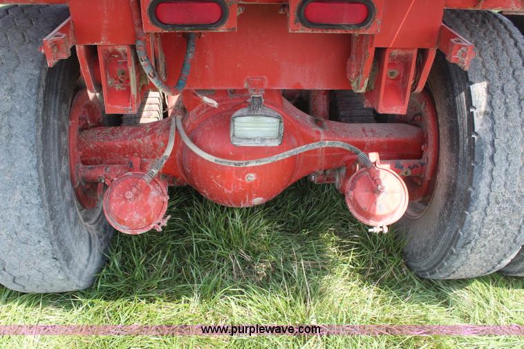 image for item H6092 1993 Mountain View Equipment MVE 8000 self-propelled big bale accumulator