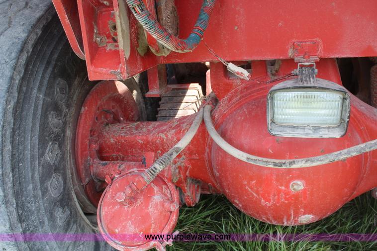 image for item H6092 1993 Mountain View Equipment MVE 8000 self-propelled big bale accumulator