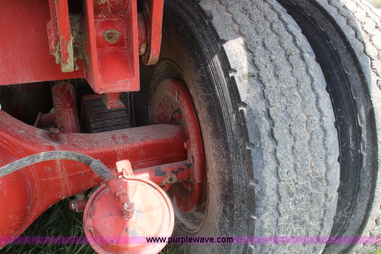 image for item H6092 1993 Mountain View Equipment MVE 8000 self-propelled big bale accumulator