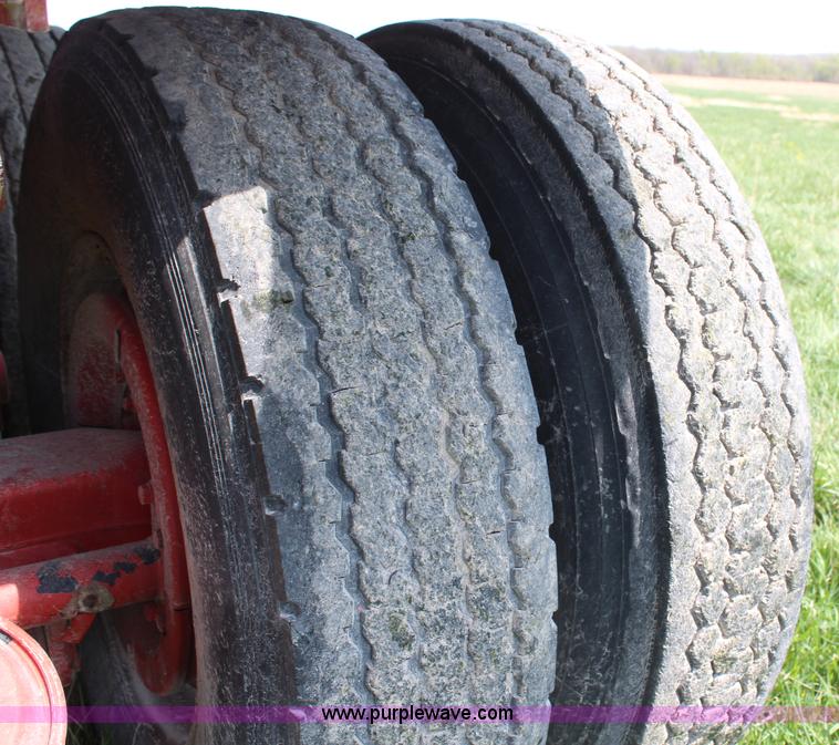 image for item H6092 1993 Mountain View Equipment MVE 8000 self-propelled big bale accumulator