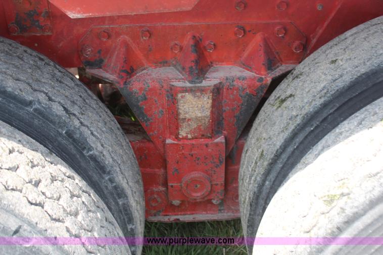 image for item H6092 1993 Mountain View Equipment MVE 8000 self-propelled big bale accumulator