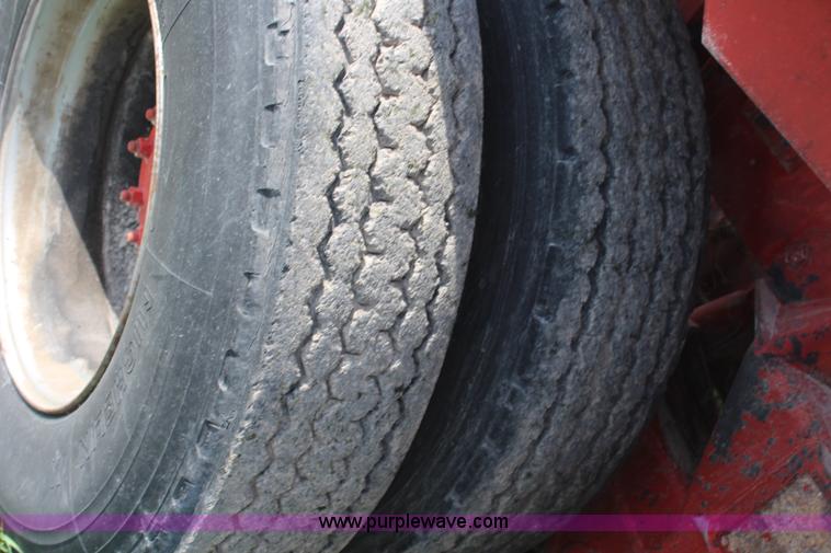 image for item H6092 1993 Mountain View Equipment MVE 8000 self-propelled big bale accumulator