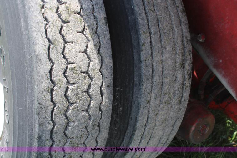 image for item H6092 1993 Mountain View Equipment MVE 8000 self-propelled big bale accumulator