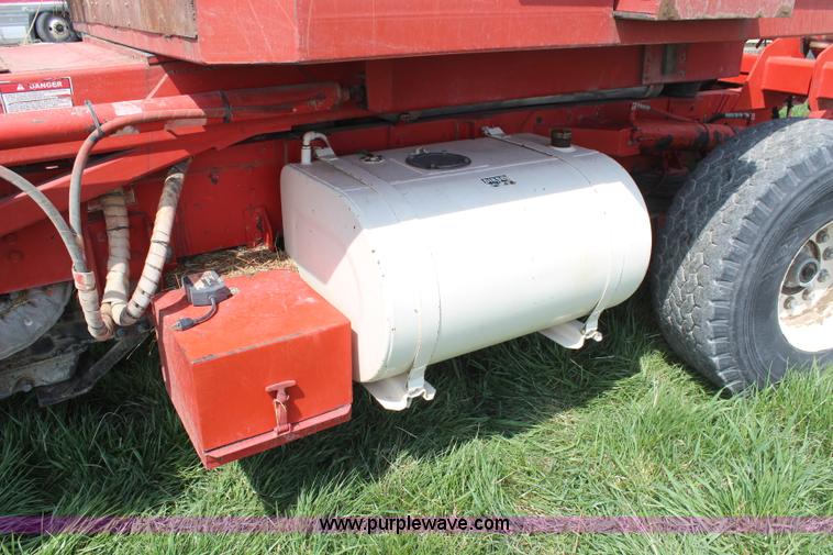 image for item H6092 1993 Mountain View Equipment MVE 8000 self-propelled big bale accumulator