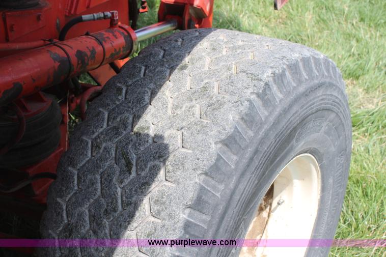 image for item H6092 1993 Mountain View Equipment MVE 8000 self-propelled big bale accumulator