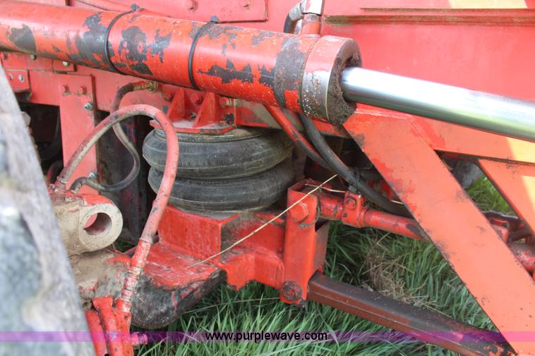 image for item H6092 1993 Mountain View Equipment MVE 8000 self-propelled big bale accumulator