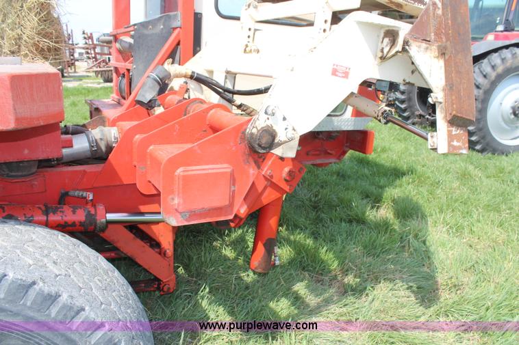 image for item H6092 1993 Mountain View Equipment MVE 8000 self-propelled big bale accumulator