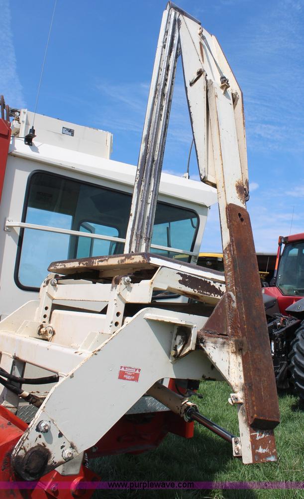 image for item H6092 1993 Mountain View Equipment MVE 8000 self-propelled big bale accumulator