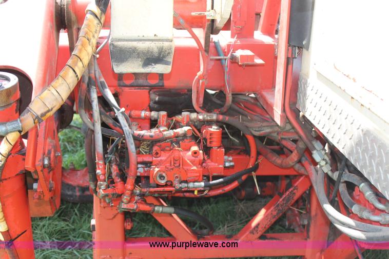 image for item H6092 1993 Mountain View Equipment MVE 8000 self-propelled big bale accumulator