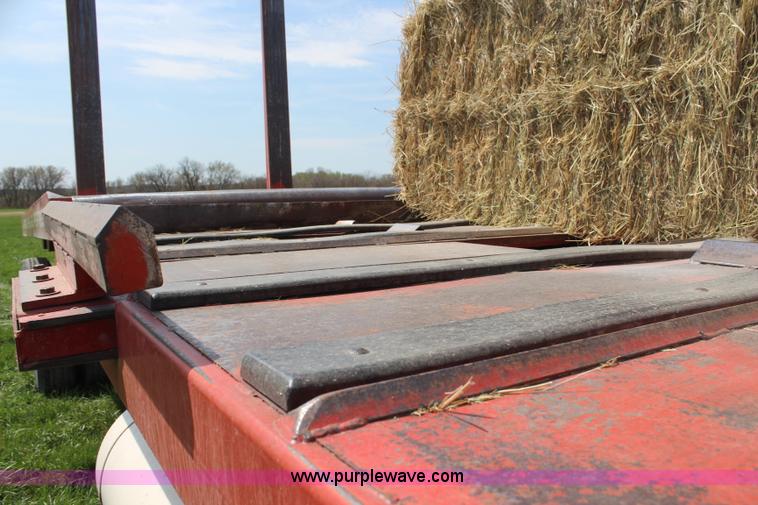 image for item H6092 1993 Mountain View Equipment MVE 8000 self-propelled big bale accumulator