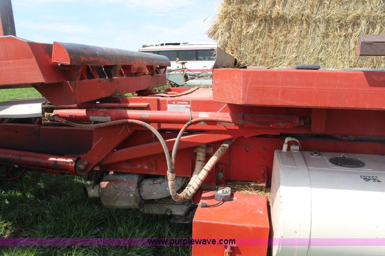 image for item H6092 1993 Mountain View Equipment MVE 8000 self-propelled big bale accumulator