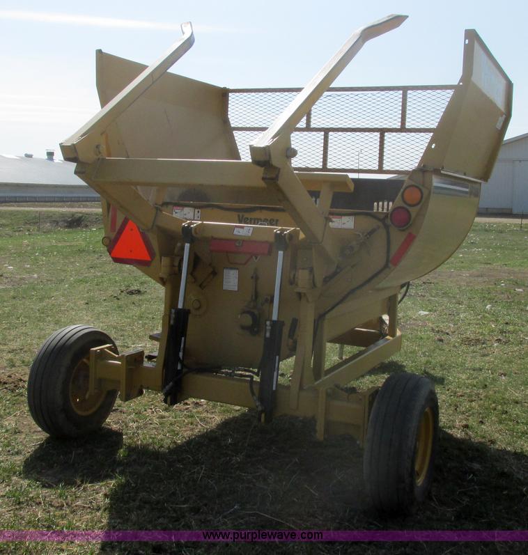 image for item I2746 Vermeer BP7000 Hay Buster bale processor