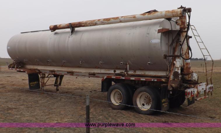 image for item I9075 1985 Ledwell feed trailer