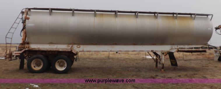 image for item I9075 1985 Ledwell feed trailer