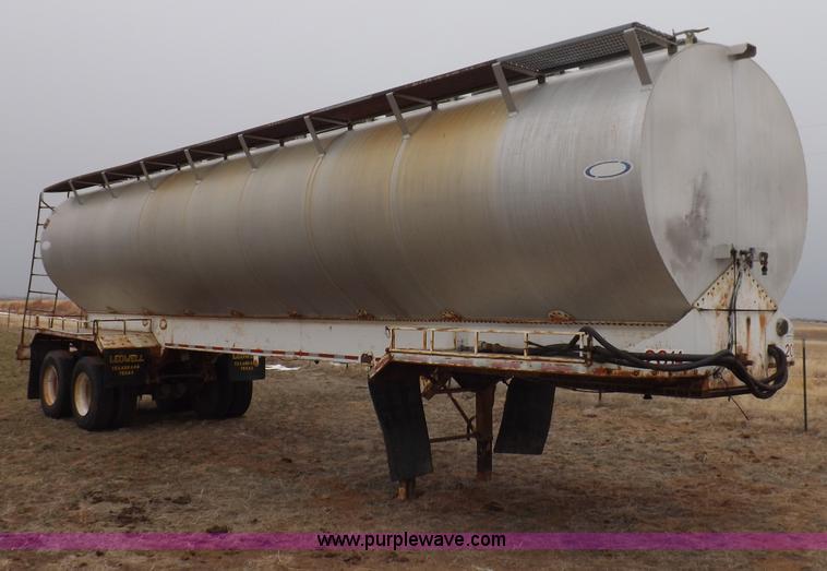 image for item I9075 1985 Ledwell feed trailer