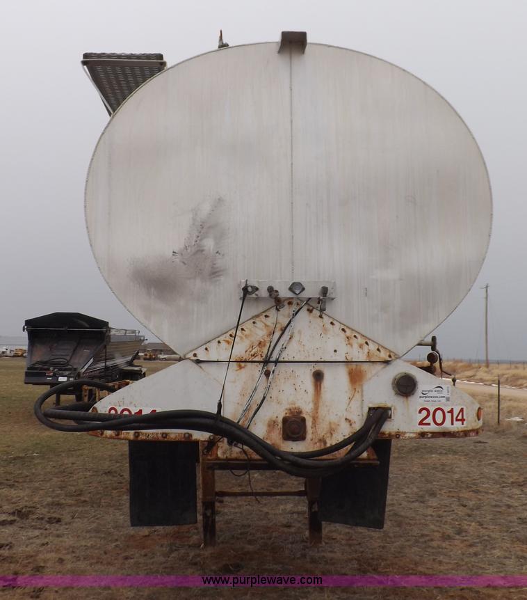 image for item I9075 1985 Ledwell feed trailer