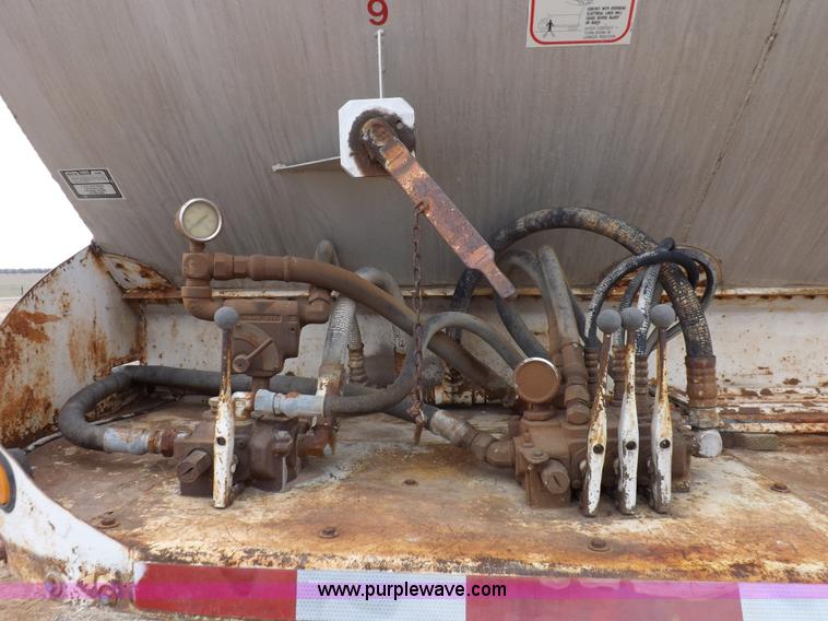 image for item I9075 1985 Ledwell feed trailer