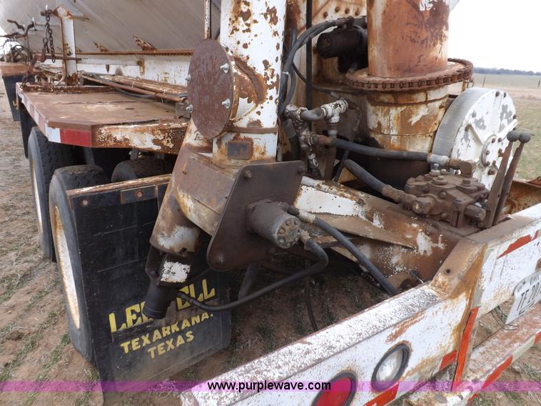 image for item I9075 1985 Ledwell feed trailer
