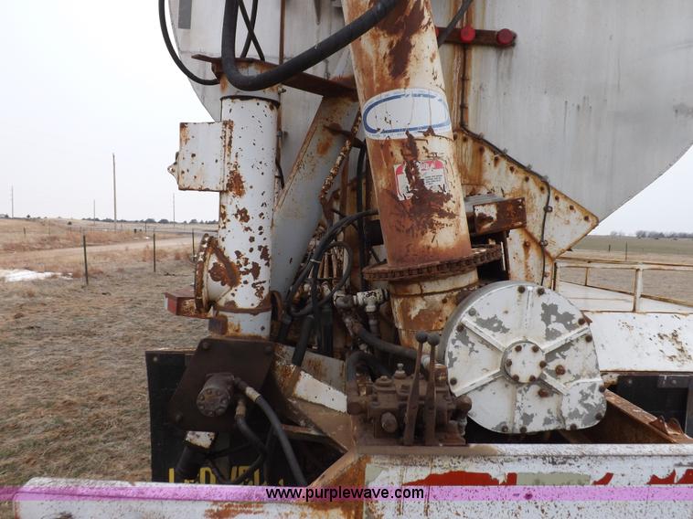 image for item I9075 1985 Ledwell feed trailer