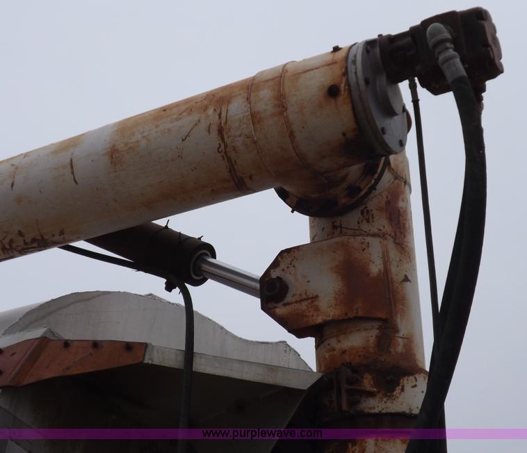 image for item I9075 1985 Ledwell feed trailer