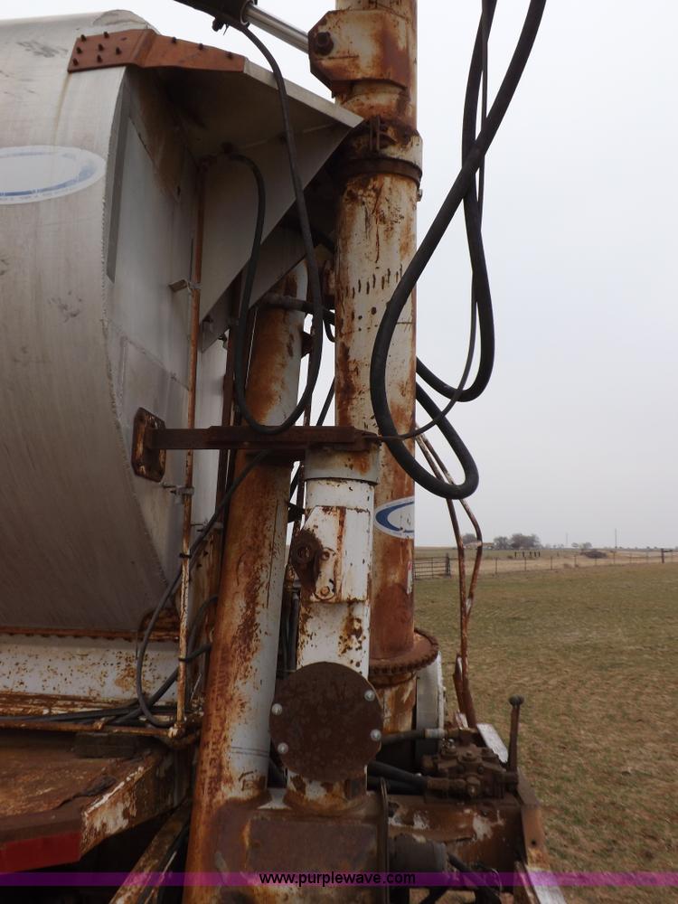 image for item I9075 1985 Ledwell feed trailer