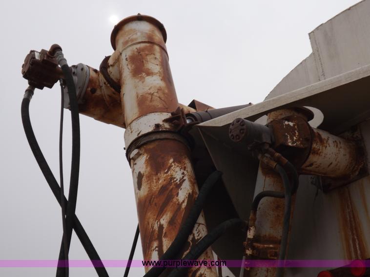 image for item I9075 1985 Ledwell feed trailer