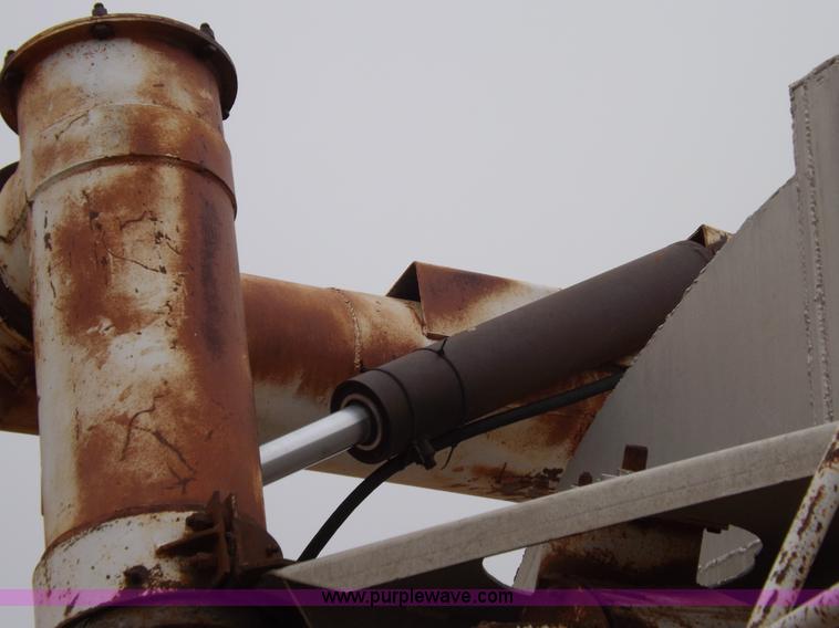 image for item I9075 1985 Ledwell feed trailer