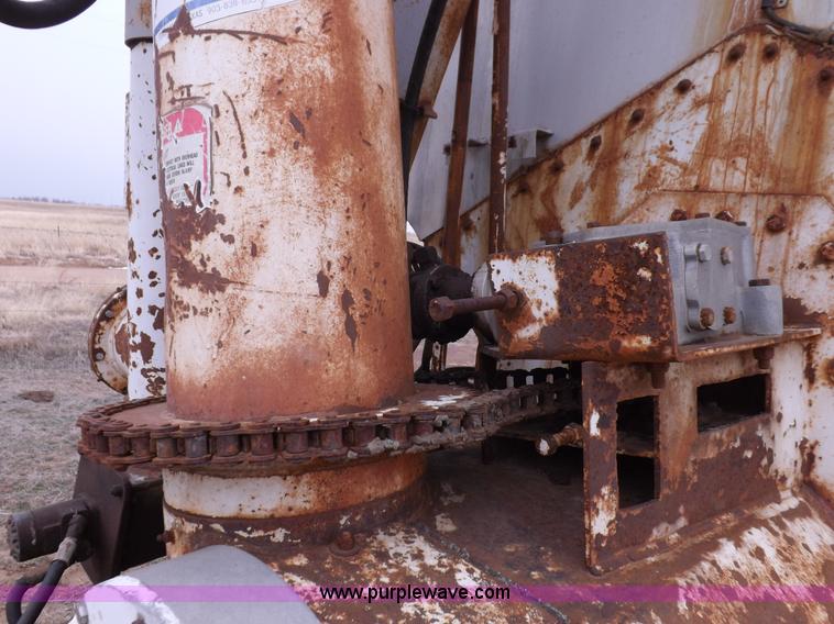 image for item I9075 1985 Ledwell feed trailer