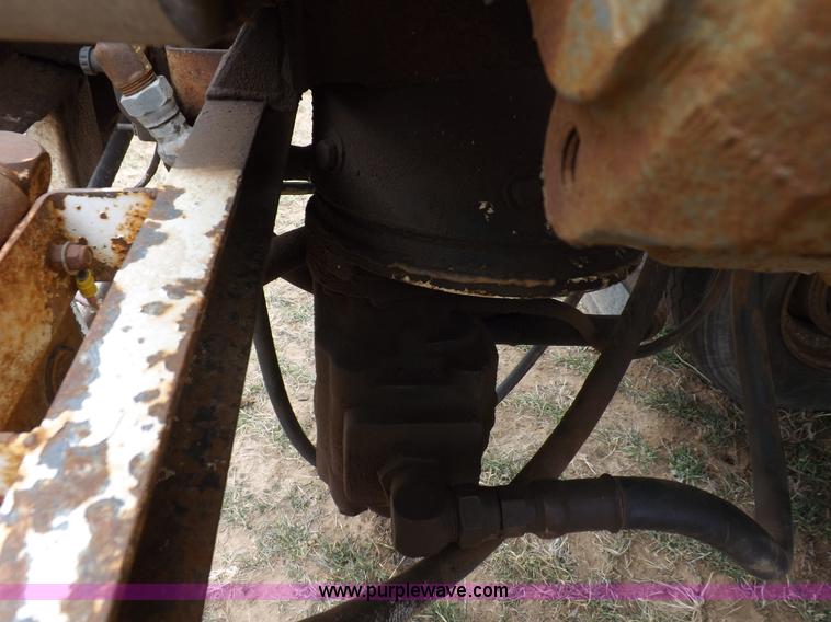 image for item I9075 1985 Ledwell feed trailer