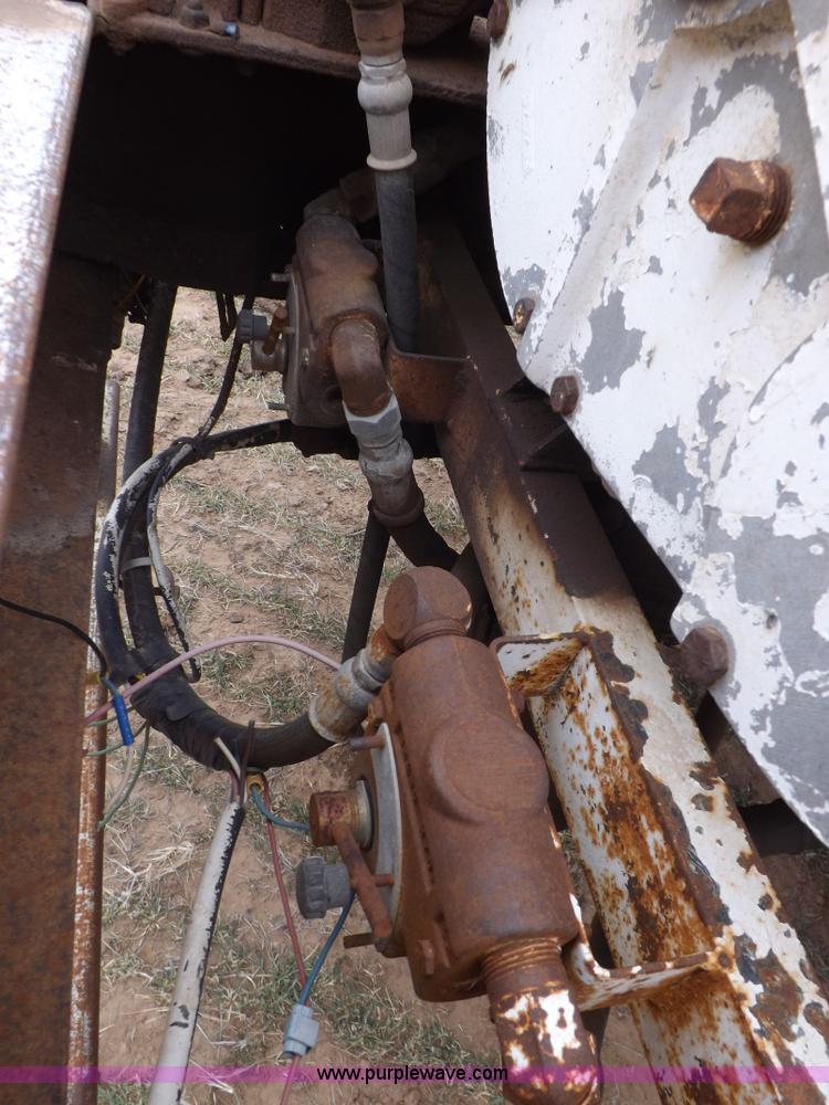 image for item I9075 1985 Ledwell feed trailer