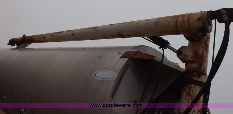 image for item I9075 1985 Ledwell feed trailer