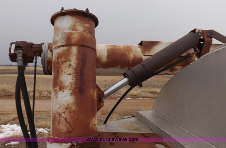 image for item I9075 1985 Ledwell feed trailer