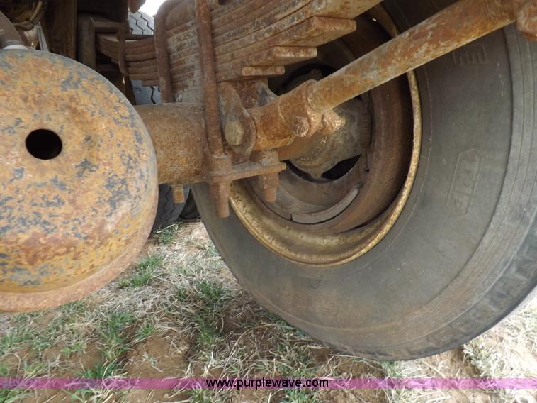 image for item I9075 1985 Ledwell feed trailer