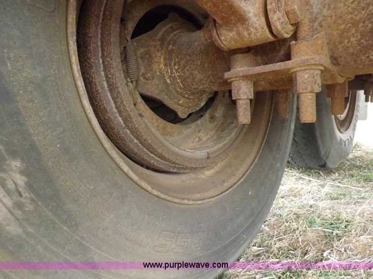 image for item I9075 1985 Ledwell feed trailer