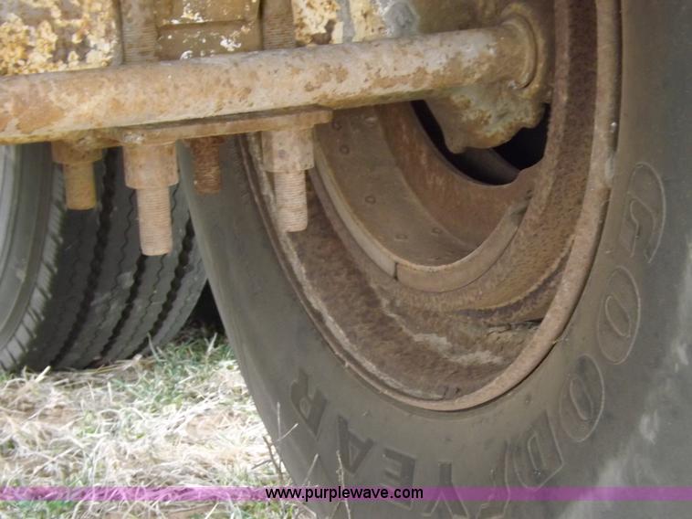 image for item I9075 1985 Ledwell feed trailer