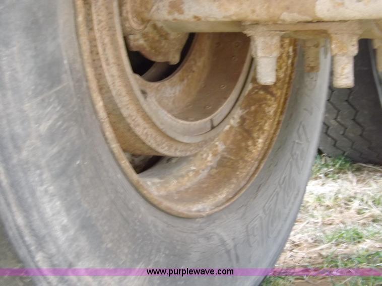 image for item I9075 1985 Ledwell feed trailer