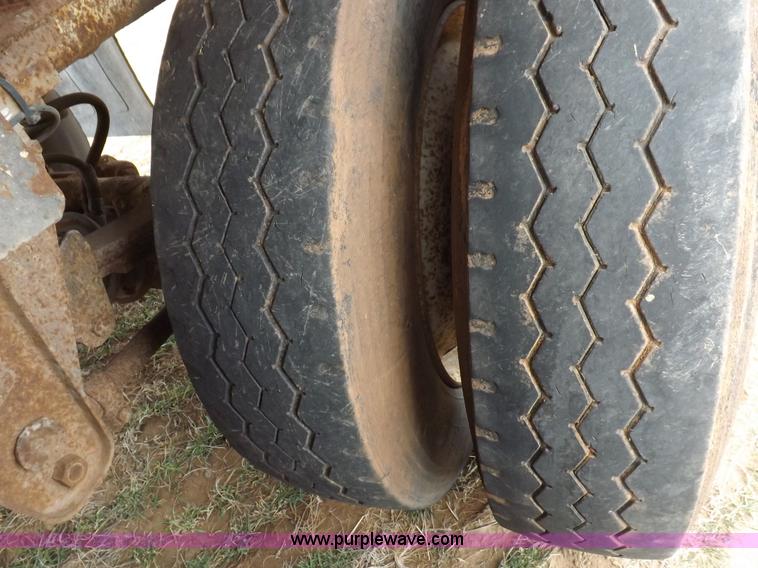 image for item I9075 1985 Ledwell feed trailer