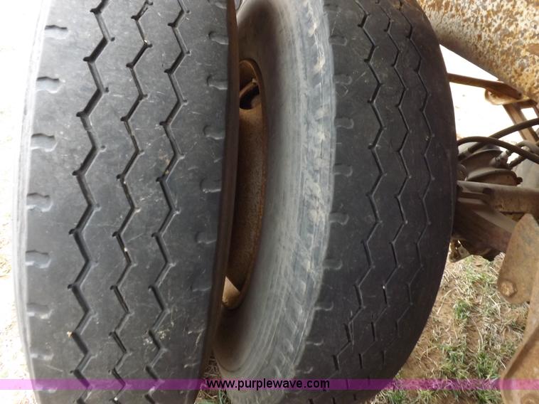 image for item I9075 1985 Ledwell feed trailer