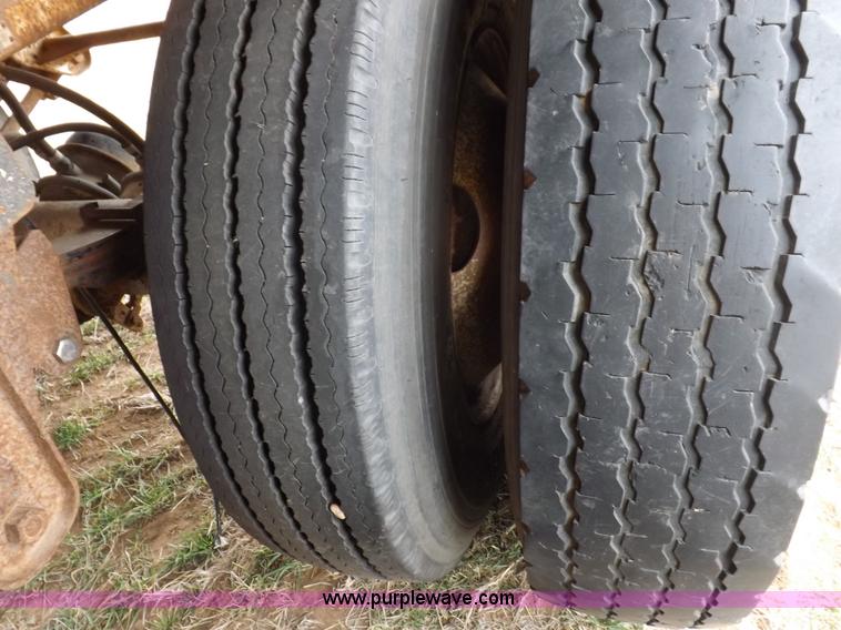 image for item I9075 1985 Ledwell feed trailer