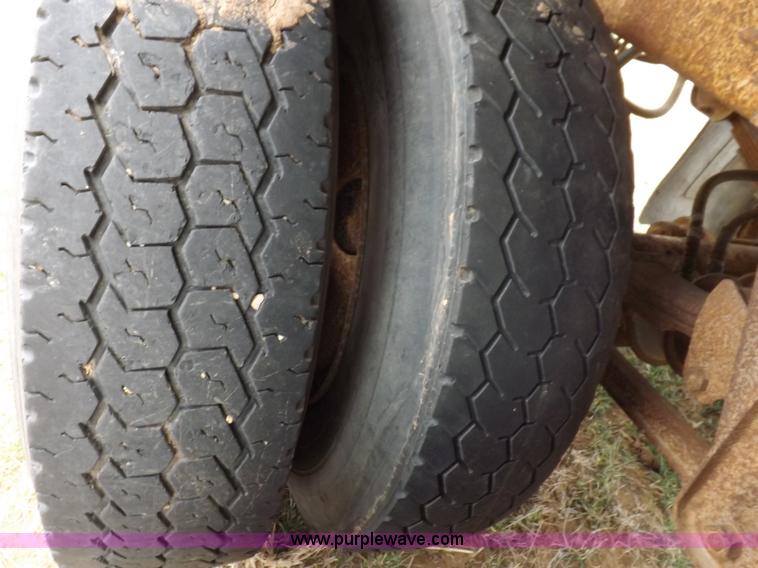 image for item I9075 1985 Ledwell feed trailer