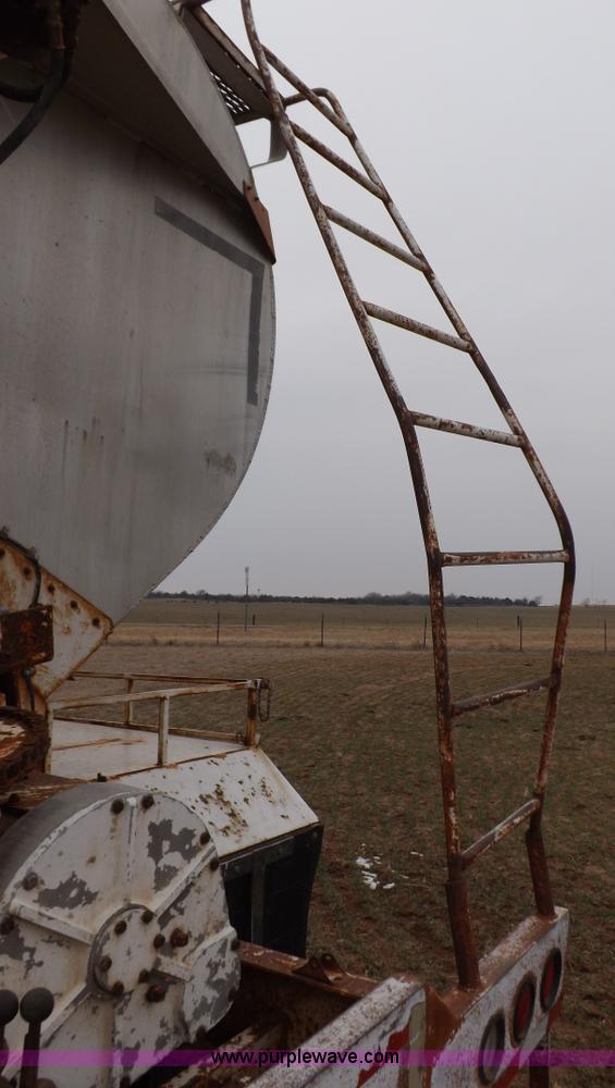 image for item I9075 1985 Ledwell feed trailer