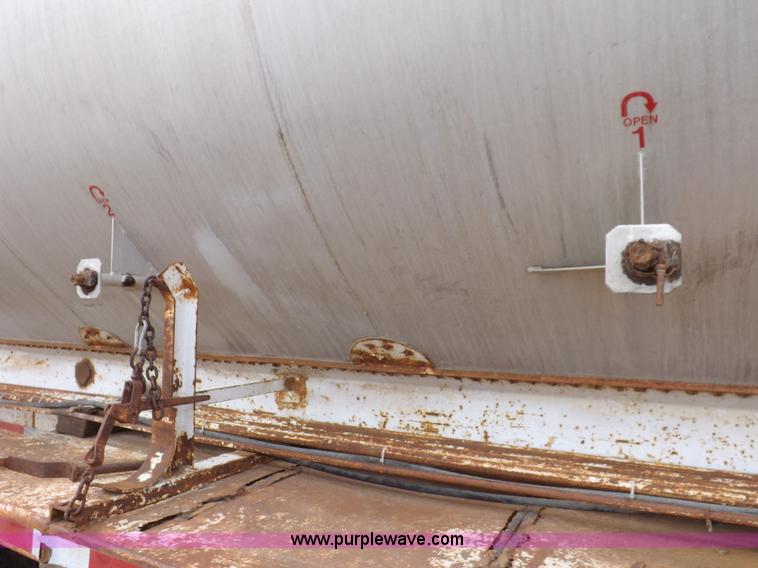 image for item I9075 1985 Ledwell feed trailer