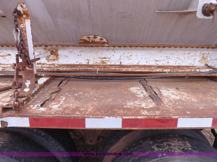 image for item I9075 1985 Ledwell feed trailer