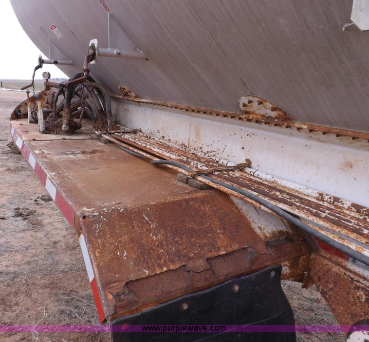 image for item I9075 1985 Ledwell feed trailer