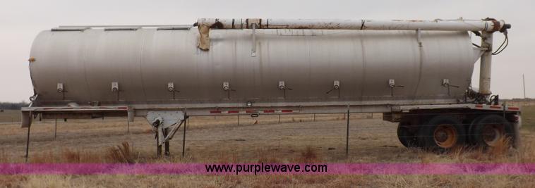 image for item I9076 1995 Warren feed trailer