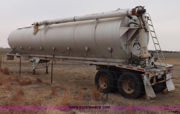 image for item I9076 1995 Warren feed trailer