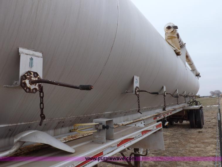 image for item I9076 1995 Warren feed trailer